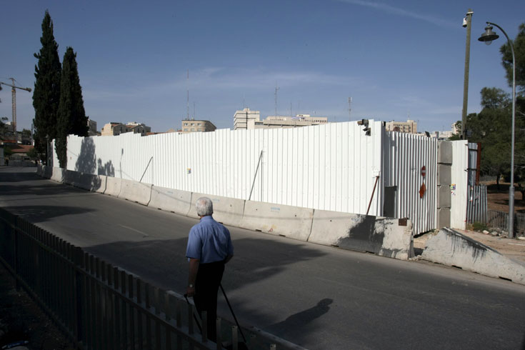 השטח נמצא בלב הבירה. נראה היה שהפרויקט שוקע בתרדמת ארוכה, אך מתברר שהוא לא מבוטל מוזיאון הסובלנות אתר בניה בבית הקברות המוסלמי ירושלים