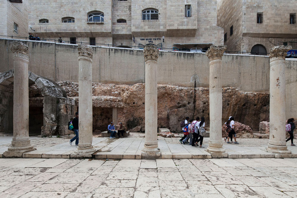 הקארדו היום. למעט מספר מצומצם של מגרשים, מרבית יחידות הדיור שווקו לציבור בזול ובמתכונת של דיור ציבורי, מתוך כוונה להחזיר את החיים היהודיים לרובע לאחר 19 שנות שלטון ירדני. היום מדובר באחד האזורים היקרים בארץ קארדו הרובע היהודי ירושלים