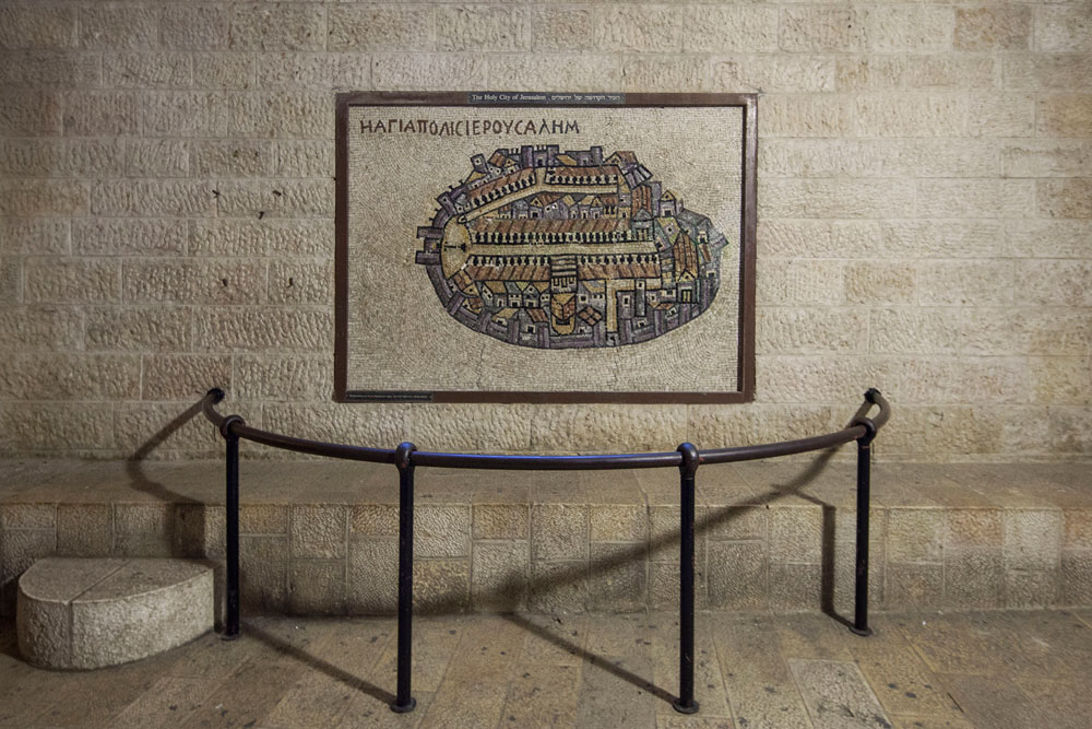 האדריכלים האמינו שכדי למצוא את הקארדו העתיק, צריך להסתמך על מפת מידבא. היא התגלתה כמדויקת - הרחוב אכן נחשף מתחת לאדמה קארדו הרובע היהודי ירושלים