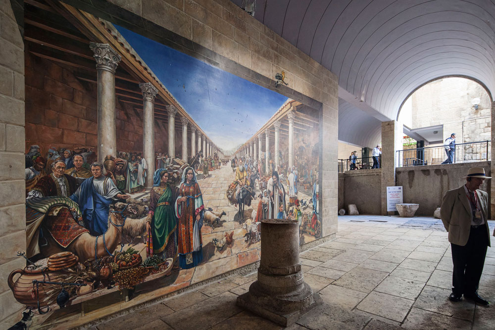 האדריכלים לא רצו ששום תוספת מהמאה ה-20 תיחשב כשחזור עתיקות, ולכן עמודים, קמרונות, קירות וחיזוקים של בניינים קיימים בוצעו בבטון חשוף מסותת ביד קארדו הרובע היהודי ירושלים