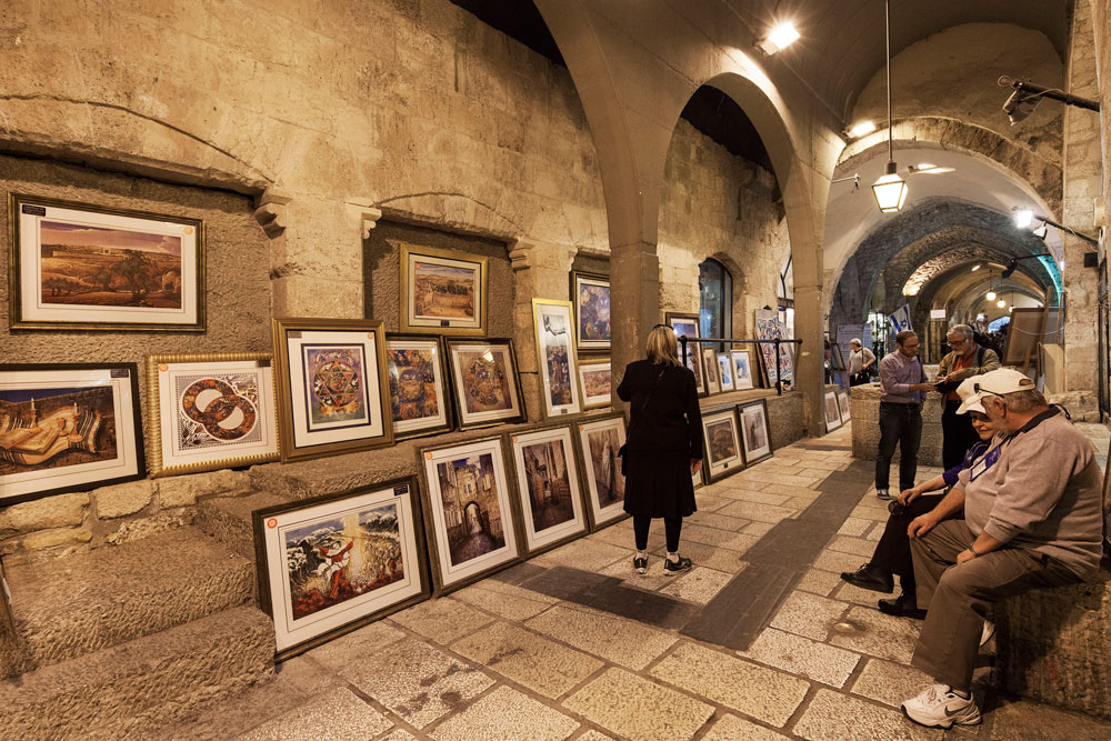 ''מפריע לי לראות את כל התמונות שהגלריות הוציאו החוצה לרחוב, נתלות על כל הקירות הפנויים. הן צריכות להיות בחנות ולא במעבר'', מאוכזב האדריכל בוגוד קארדו הרובע היהודי ירושלים