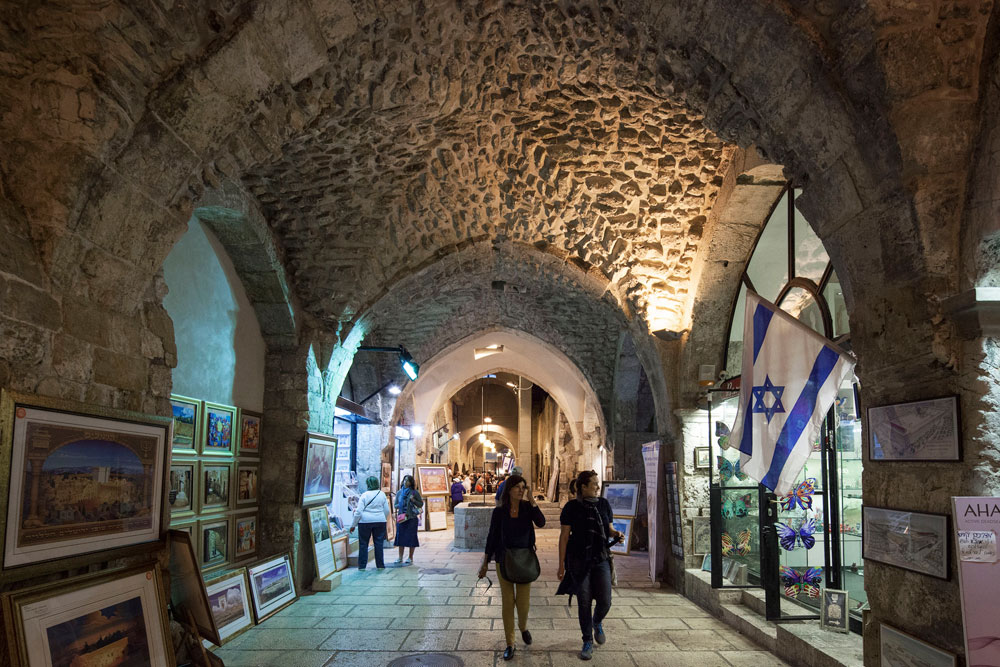 בכל רגע נתון, הקארדו הומה מבקרים ותיירים. כמה מהם שולפים את הארנק ומאפשרים לסוחרים לשרוד? מעט מדי. גם הפתיחה של קניון ממילא פגעה מאוד בקארדו קארדו הרובע היהודי ירושלים