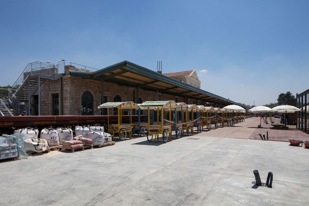 תוספות ושינויים רבים הצטרפו למתחם ההיסטורי במשך השנים, והמשמרים החליטו לא להחזיר את המתחם למצבו המקורי אלא לשמר אותו חלקית ולהתאימו לדרישות העכשוויות מתחם התחנה ירושלים