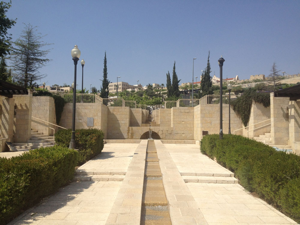 פארק טדי, למרגלות חומות העיר העתיקה. ביטוי נוסף לממלכתיות הירושלמית המוכרת - ואף טיפת צל פארק טדי ירושלים