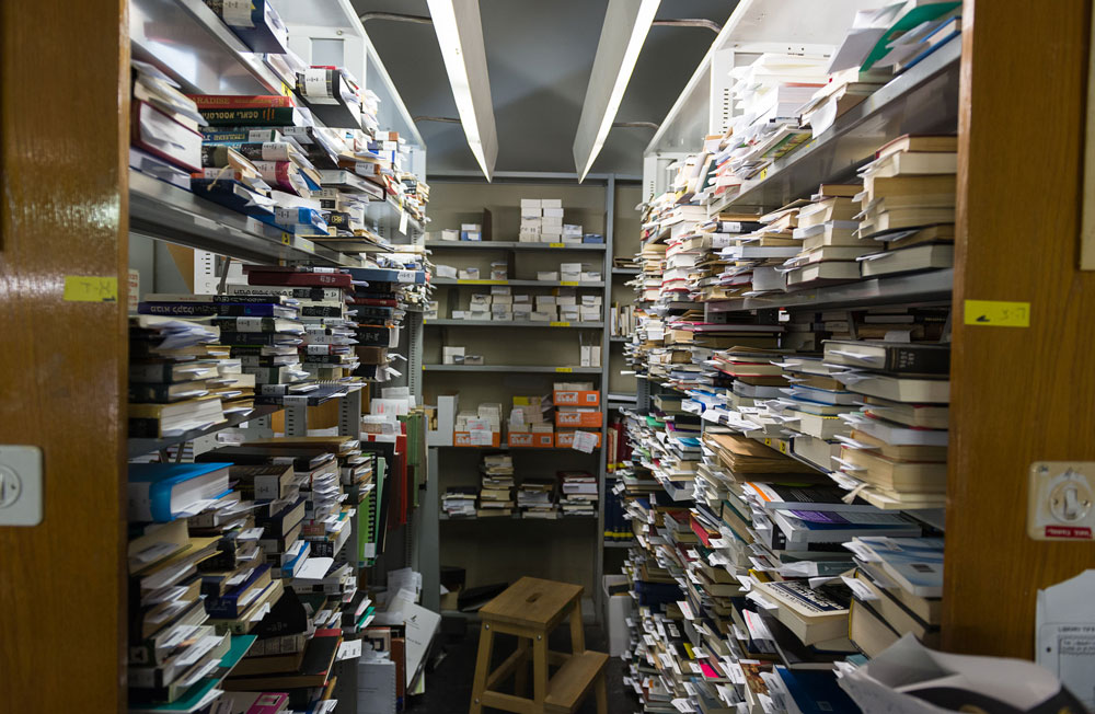 לשימוש הכתבה בלבד קמפוס גבעת רם האוניברסיטה העברית ארונות עם ספרים אולם קריאה כללי  2013