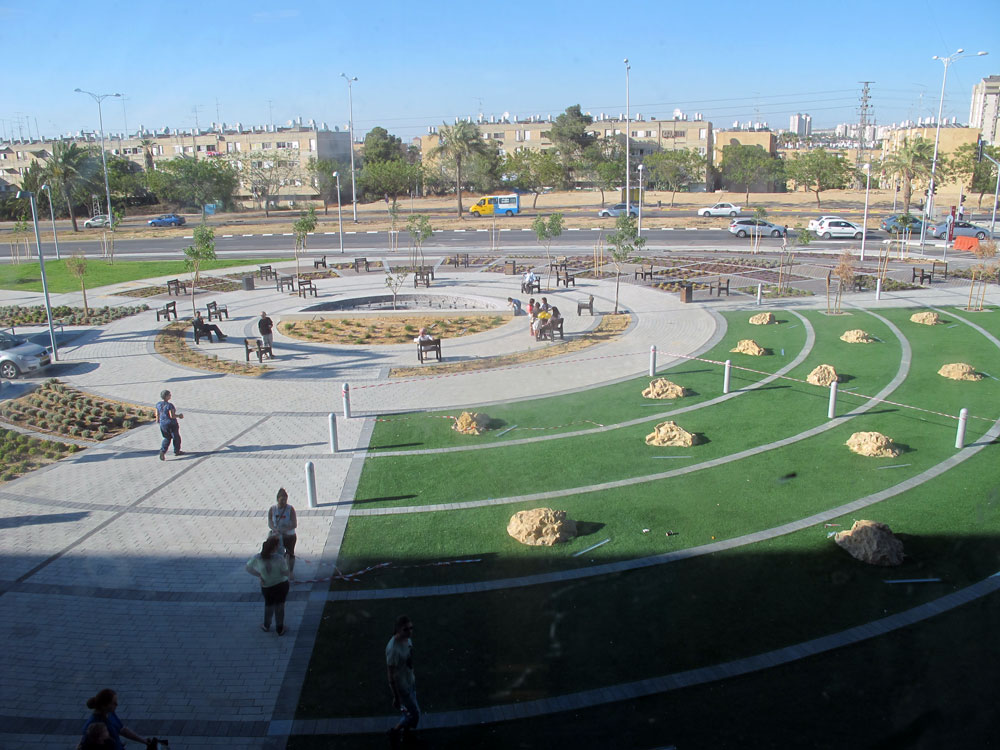 כיכר הכניסה המרכזית. קקטוסים דקורטיביים, תאורה צבעונית בלילה וכמובן - כמו בכל פינה בבאר שבע בימים אלה - מזרקה גדולה גרנד קניון באר שבע