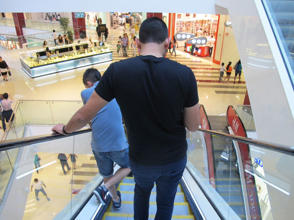 עיצוב הפנים משלב לבן ואדום כהה, שלא נועד להתחרות עם צבעוניות הסחורה בחנויות, כי לשם רוצים שהקהל יכוון את מבטו לאורך כל הדרך גרנד קניון באר שבע