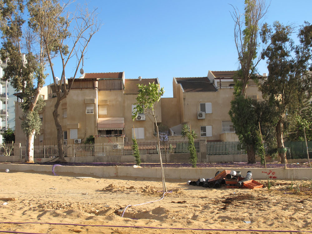 הבתים של שכונה ט', בצד הדרומי והפחות בולט של הקניון החדש. ''קניוןפלצת'', מכנה אותו אחת התושבות שמתלוננת על העברת סניף הדואר מהמרכז המסחרי השכונתי לקניון החדש גרנד קניון באר שבע