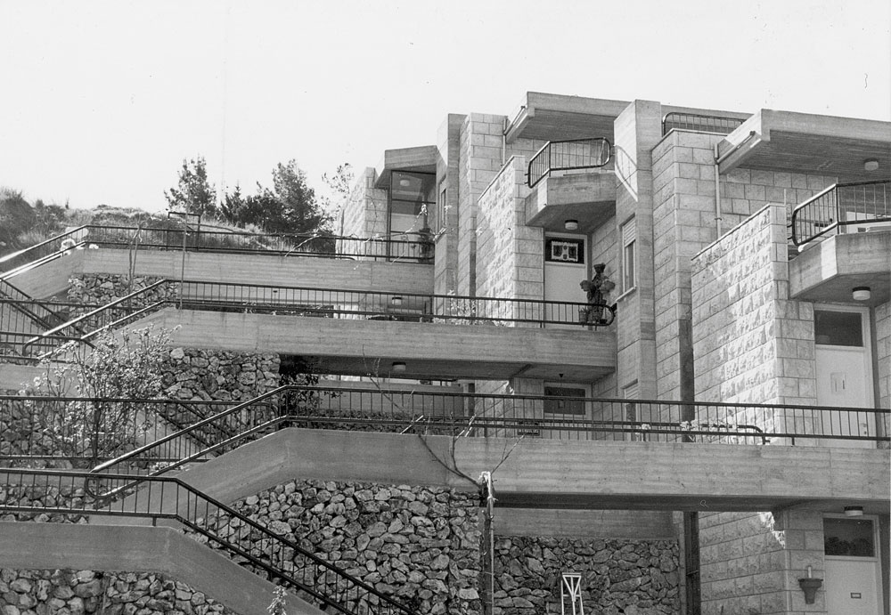 בתי מגורים בקיבוץ סאסא שבמרום הגליל, בתכנונו של ערד. החל לעבוד תחת השגחתו של שמואל מסטצ'קין, ואז הציעו לו ללכת ללמוד אדריכלות בעצמו לשימוש בכתבה בלבד אדריכל חיליק ערד ספא