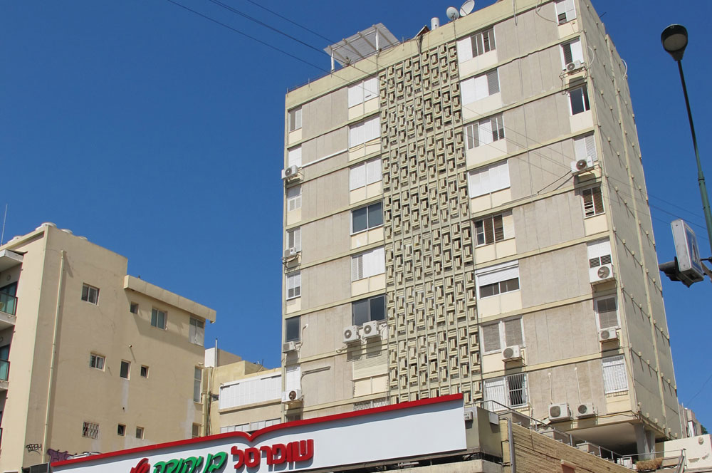 מגדל המגורים הראשון בישראל, ברחוב בן יהודה בתל אביב. בעבר איכלס בתחתיתו את קולנוע ''בן יהודה'', היום נותר רק ''שופרסל'' בניין שופרסל בן יהודה תל אביב זולוטוב