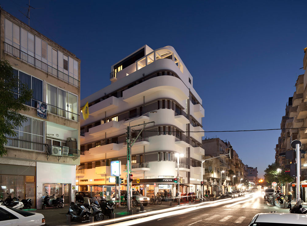 הבניין המחודש בולט בלובנו על רקע הבתים הישנים והמכוערים שסובבים אותו מצד אחד, והבתים החדשים והמכוערים שסובבים אותו מצד שני הרצל פלורנטין בניין לשימור עמיר פלג עדי גל