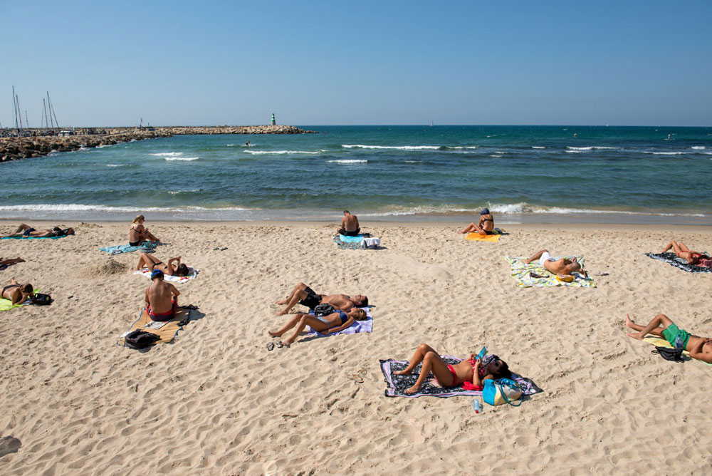 ''חוף הכלבים'', זה שצמוד לחוף הדתיים, ידוע כחוף שאליו מגיעים לבד אילן נחום תל אביב