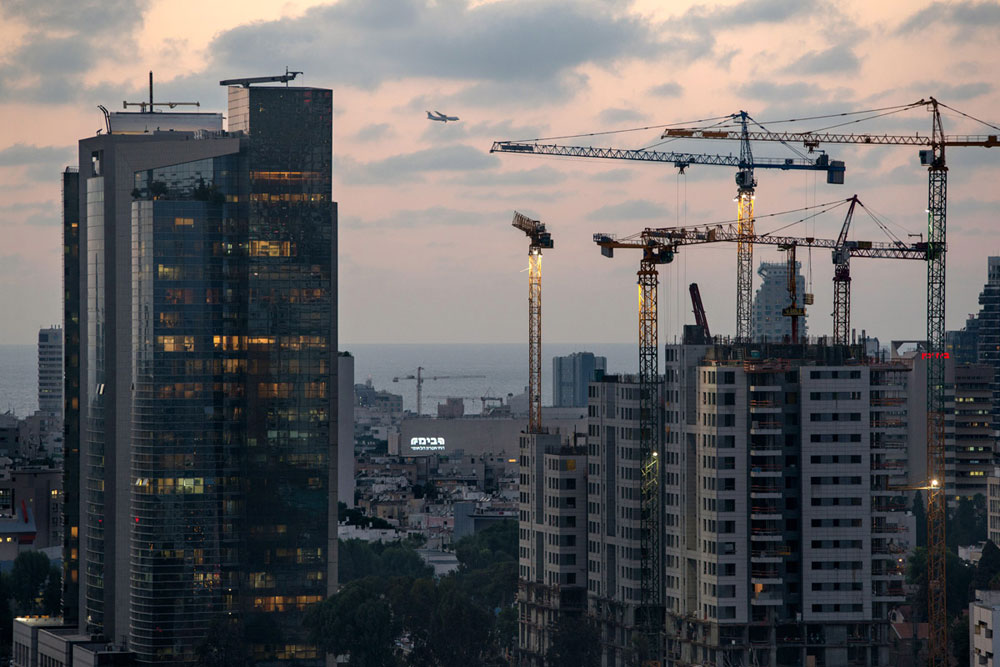 מגדלי שרונה (מימין) ורחוב הארבעה (משמאל) ממסגרים ומגמדים את תיאטרון ''הבימה'' המשופץ אילן נחום תל אביב