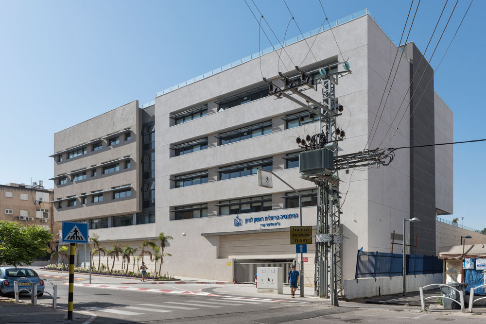 הגימנסיה אינה מוקפת גדרות, כמו רוב בתי הספר בישראל: הקירות הם החזית לרחוב, וכך היא נטמעת טוב יותר בתוך השכונה הקיימת מבלי להתבצר גימנסיה ראשון לציון