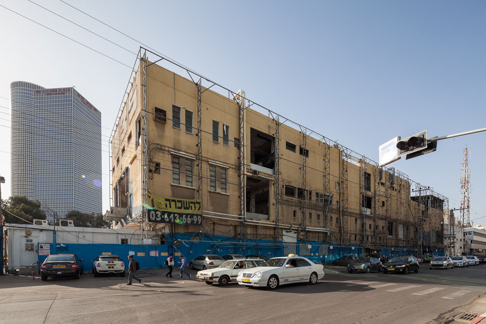 רחוב יגאל אלון בתל אביב, הדופן המערבית של שכונת נחלת יצחק. זו מחלבת ''טרה'' לשעבר, שהייתה אחד הסמלים של השכונה החקלאית מחלבת טרה נטוש