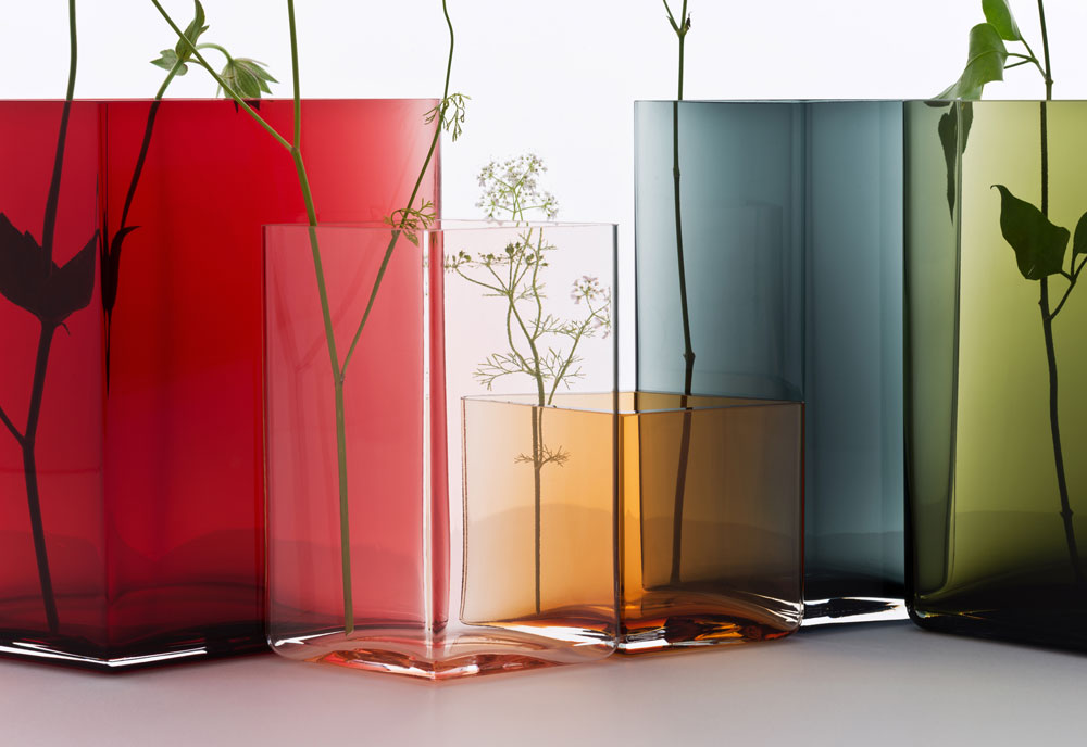 ואגרטלי הזכוכית שעיצבו למותג הוותיק Iittala והוצגו בשבוע העיצוב האחרון במילאנו לשימוש הכתבה בלבד מילאנו 2015 Iittala