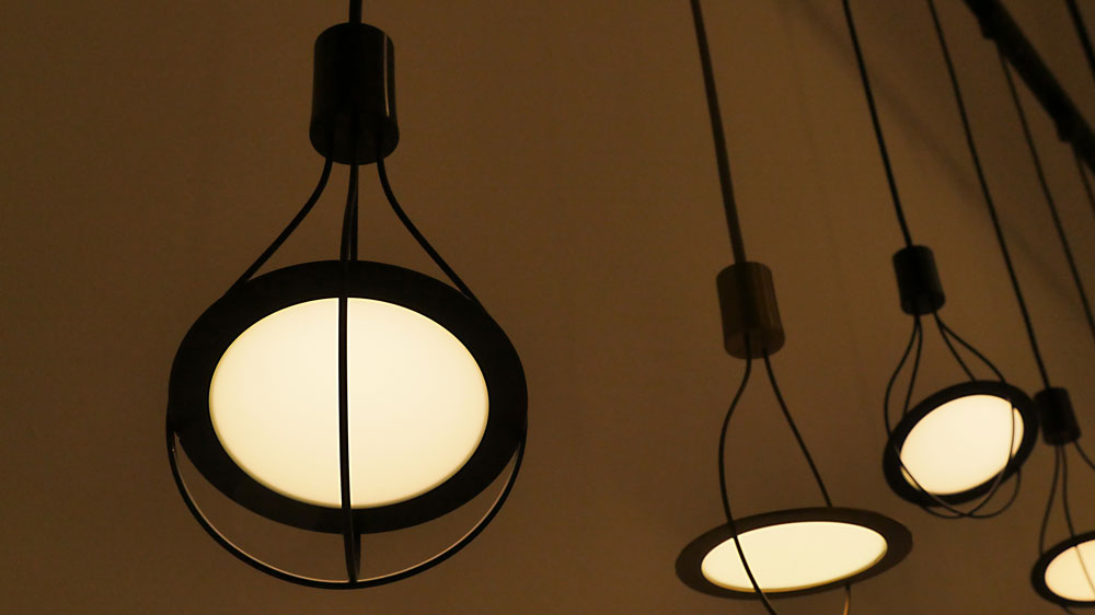 טכנולוגיית OLED מאפשרת גמישות רבה בתאורה, תרתי משמע: המשטחים המודפסים הם גמישים ומאפשרים למעצבים קשת של אפשרויות. LG Chem הקוריאנית בתצוגת תכלית לשימוש הכתבה בלבד מילאנו 2015 LG CHEM