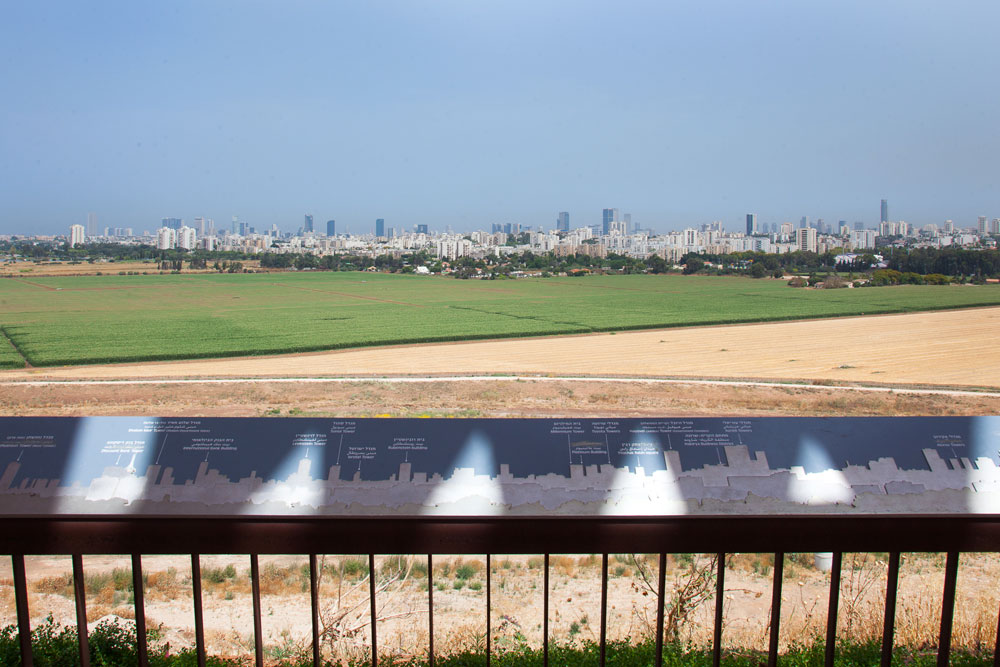לעשירים יש מגדלים ופנטהאוזים, וכל היתר יוכלו להגיע לכאן כדי להשקיף על כל גוש דן. מרפסת התצפית החדשה פארק חיריה שרון