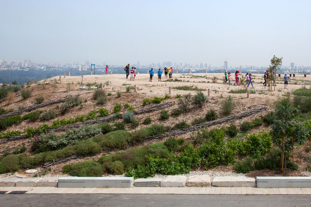 במהלך השבוע פוגשים כאן תלמידים רבים, שמבינים לאן מגיעות שקיות האשפה שהם זורקים כל יום פארק חיריה שרון