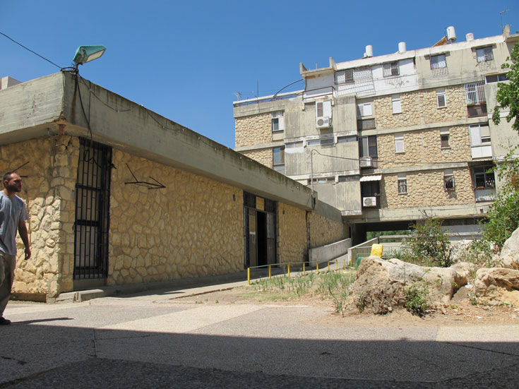 ''שיכוני זולוטוב'' בבית שמש. למרות ההזנחה המכאיבה מצד הרשויות והתושבים, הפרויקטים האיכותיים של זולוטוב שמרו על טיבם מבנה זולוטוב בית שמש