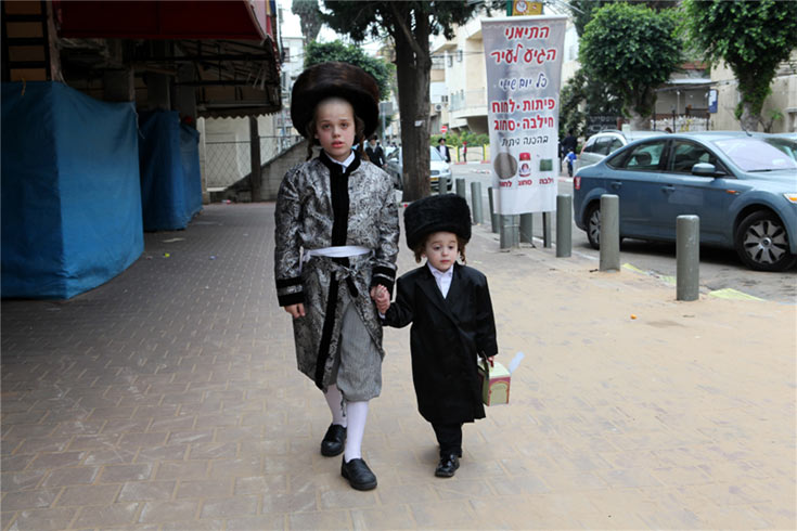מתוך התערוכה ''חסידים - לא רק שחור לבן''. מבקשת לחשוף את החוויה החסידית באמצעות תלבושות גברים, נשים וילדים לשימוש הכתבה בלבד תערוכה חסידים מוזיאון ישראל חרדים דתיים