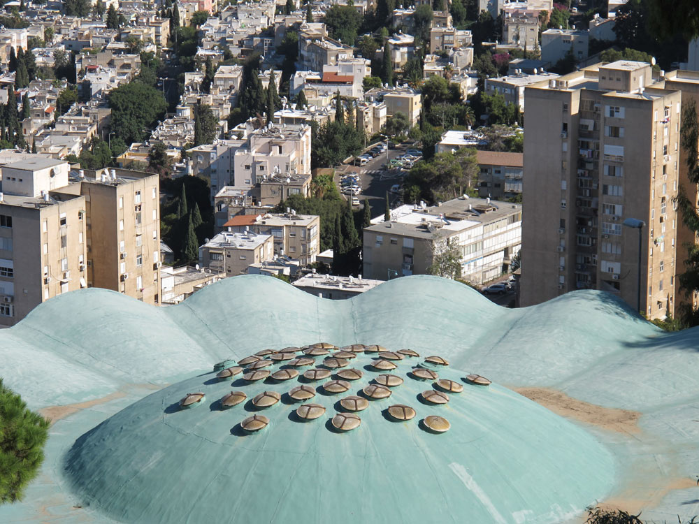 מבט מלמעלה במסעדת רונדו. המלון שבר את קו הגובה של הבנייה על הכרמל ועורר סערה וגם מאבק משפטי מלון דן מסעדת רונדו חיפה