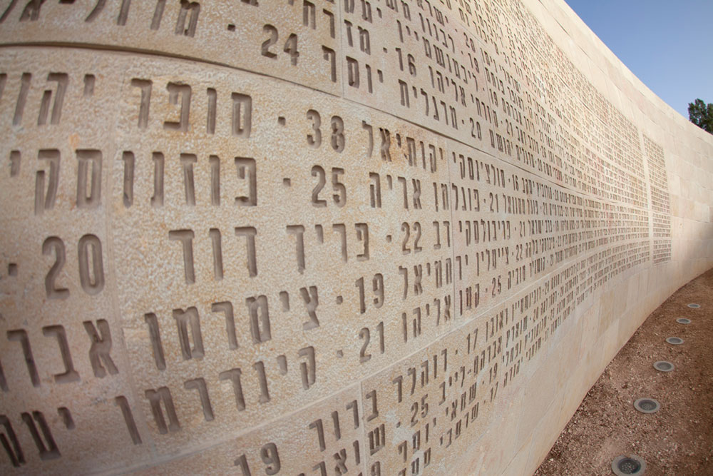 הטיפוגרף המוערך ינק יונטף הופקד על עיצוב האותיות החרוטות באבן, ועליהן שמות הנופלים בקרבות על שחרור ירושלים אנדרטת חטיבת הראל ירושלים גן סאקר דני קרוון