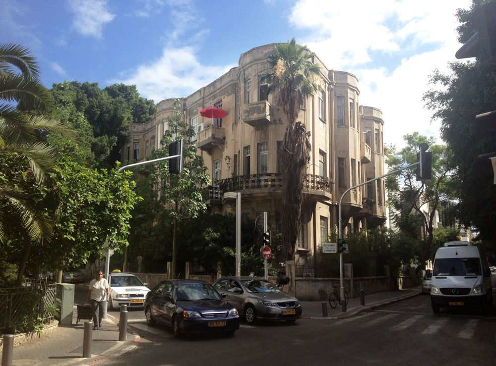 את הבניין בשדרות רוטשילד פינת בצלאל יפה תיכנן בשנות ה-30 של המאה הקודמת האדריכל משה צ'רנר, ממובילי הזרם האקלקטי באדריכלות התל אביבית. מסמך מגנזך העירייה מעיד על אמידותה של משפחת וילוקובסקי, שעבורה נבנה: דירה קטנה לופט גיא לוי