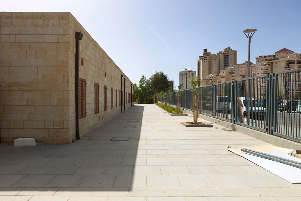 מי צריך את הגדר הזו? במקום לנצל את יופיו של המתחם החדש ולפתוח אותו החוצה, בחרו - בניגוד לדעת האדריכלים - לסגור אותו בצורה מכוערת מוזיאון המדע באר שבע