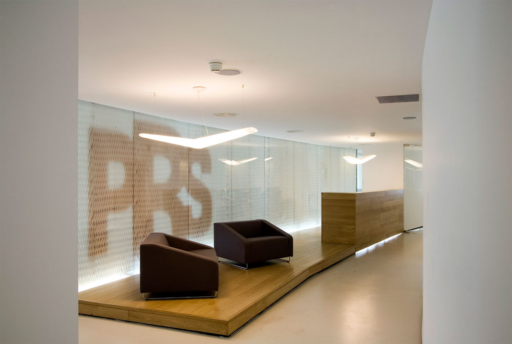 משרדי PRS. החומר שמשווקת החברה, פלסטיק נמתח דמוי יריעת דבש, הפך לאלמנט המרכזי בעיצוב פריצקי ליאני prs