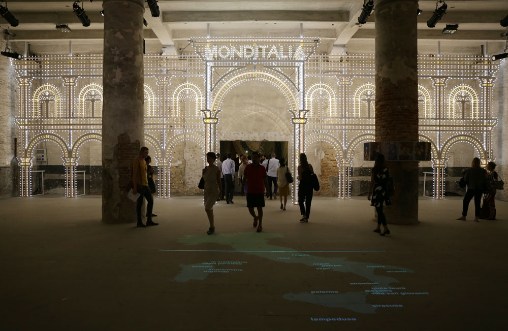 Monditalia. הביתן על איטליה, בניצוחו הבלתי נלאה של רם קולהאס, הפעם בשיתוף חברת סבארובסקי: 15 ק''ג אבנים כאלה מאירות את שער הכניסה לשימוש הכתבה בלבד הביאנלה ונציה 2014 מונדאיטליה