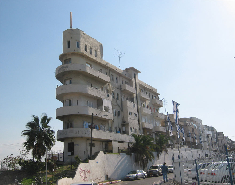 בית האוניה ברחוב ראש פינה בתל אביב, בתכנונו של האדריכל שמעון חמדי-לוי, אף הוא נבנה בסגנון הבינלאומי בית האוניה בתכנון האדריכל שמעון חמדי-לוי