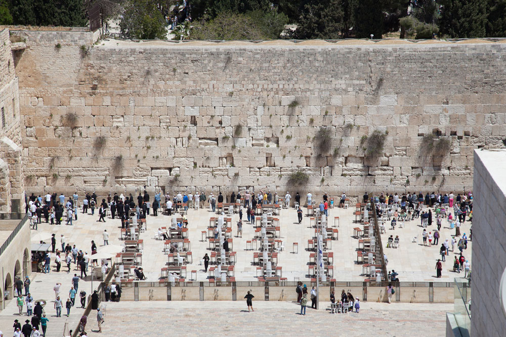 מספסל האבן שבנה בן חורין על הגג רואים את הכותל המערבי, מרחק 120 מטרים בלבד. מכתביו של יוסף בן מתתיהו עולה, במשוער, כי עמדת הפיקוד של טיטוס ניצבה במקום שבו נמצא הבית ביתו של מוטי בן חורין הרובע היהודי בירושלים