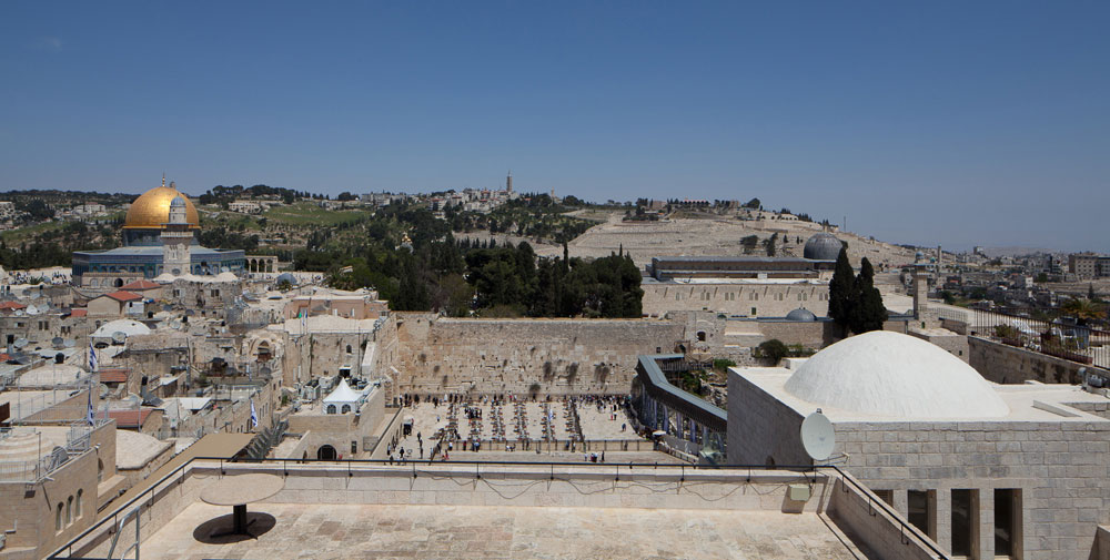 ראיתי עיר עוטפת אור מהבית. המבט מהגג של בית משפחת בן חורין ביתו של מוטי בן חורין הרובע היהודי בירושלים