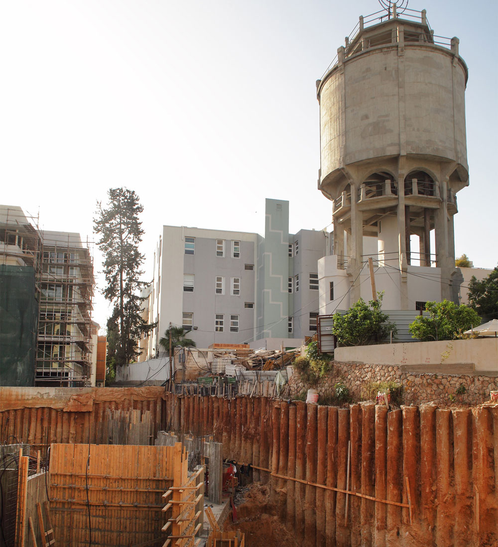 חופרים במסגרת העבודות של ''לנוקס'' בפינת אחד העם ונחמני. מימין: מגדל המים ברחוב מאז''ה. משמאל: עבודות הגמר על מלון ''נורמן'' שעבר שימור מקיף שימור לב העיר תל אביב
