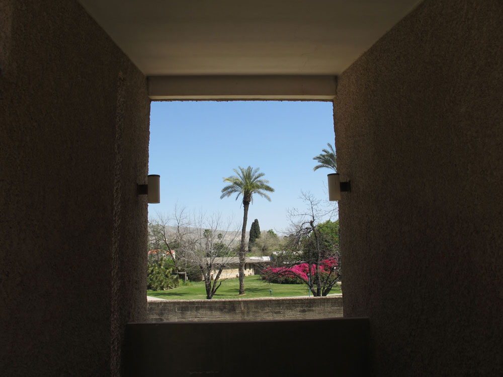 סיור בעמק הירדן מבט ממדרגות בית דוידקה לבתי הקיבוץ