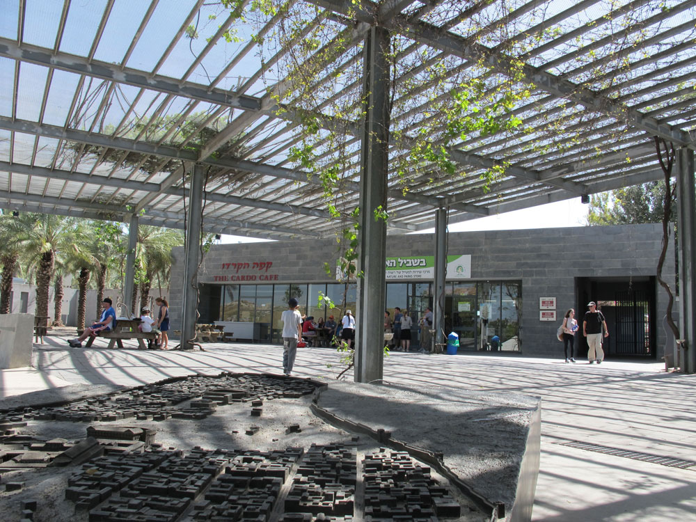 סיור בעמק הירדן סככה של מוריה סקלי בכניסה לגן לאומי בית שאן