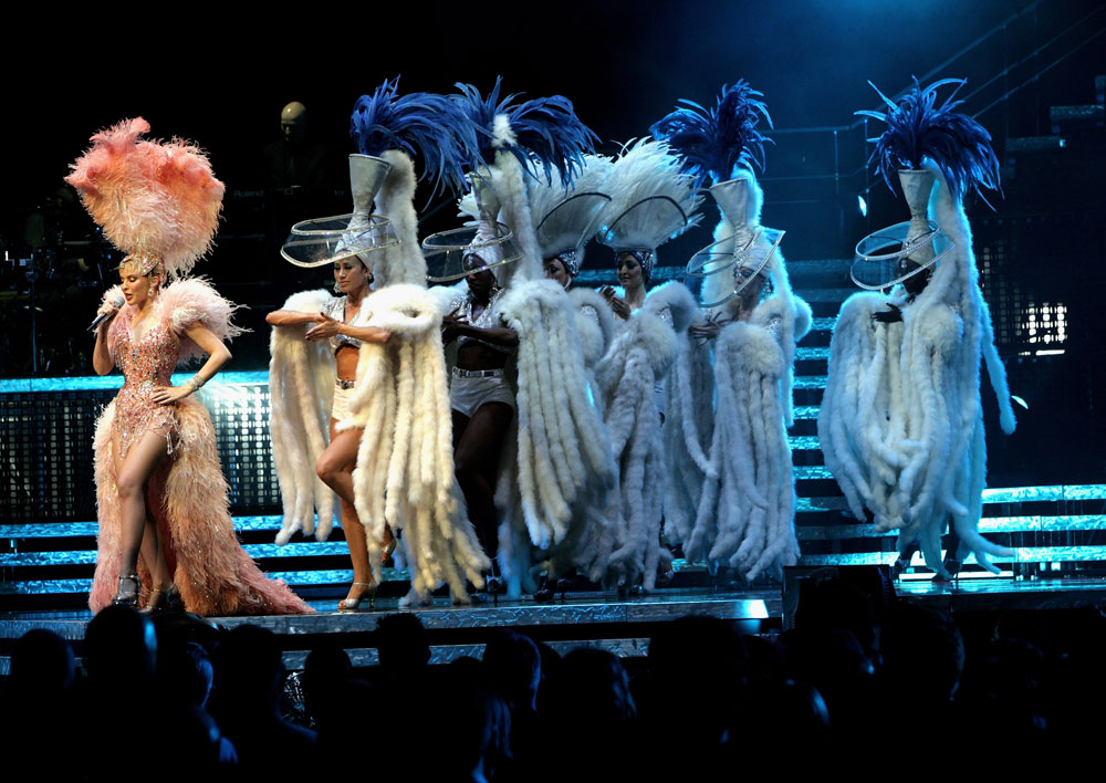 בסיבוב ההופעות Showgirl:The greates Hits. ג'ון גליאנו עיצב את התלבושות קיילי מינוג אייקון אופנה ספר 2006