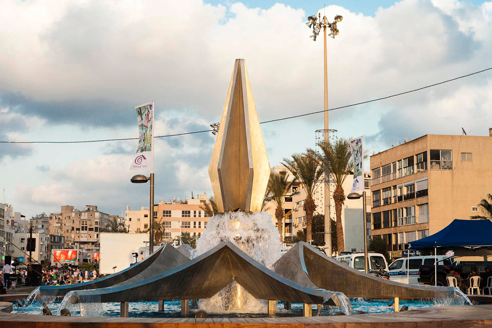 מזרקת החבצלת, שפיסל יצחק שמואלי ב-1973, הוזזה כעבור 40 שנים לכיוון טיילת הראשונים הצופה לים, והיא אינה חוסמת את כיכר העצמאות יותר חנוכת כיכר העצמאות נתניה