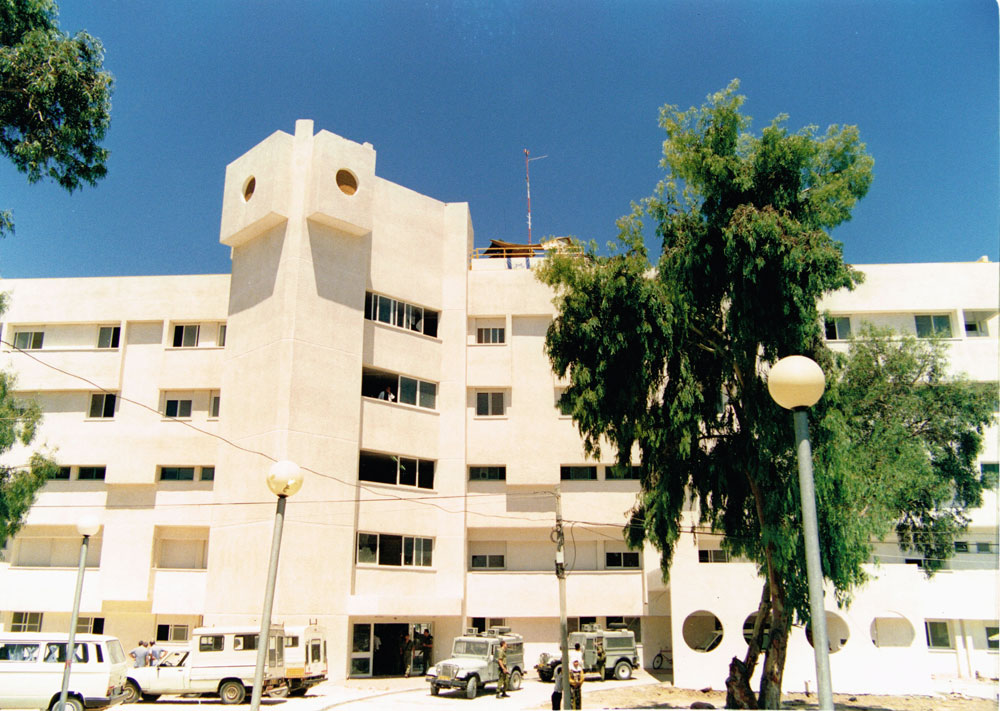 בית החולים שיפא מזכיר לא מעט את בניין האקדמיה ''בצלאל'' בהר הצופים, ולא במקרה: אותו אדריכל באותו זמן ממש. אדריכלות ממוגנת ישראלית - אבל בעזה בית החולים שיפא גרשון צפור