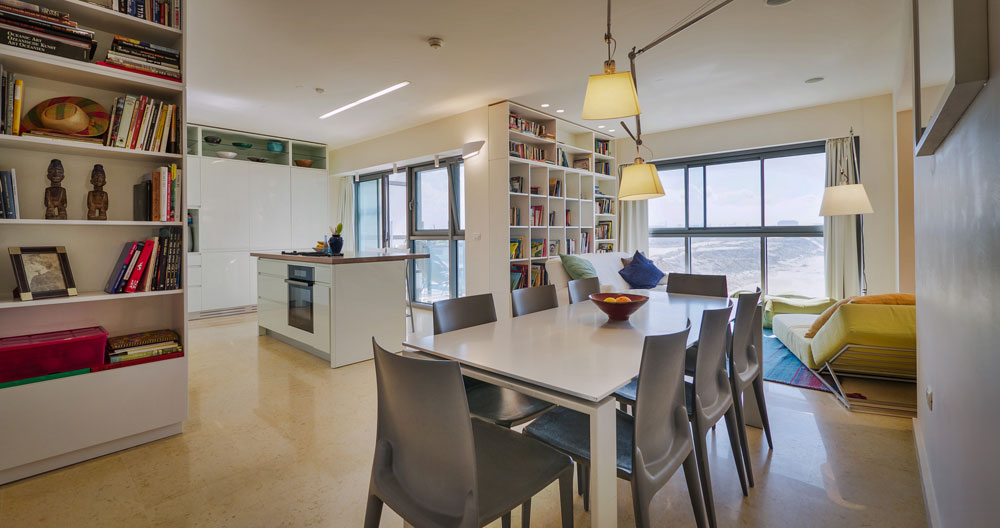 דירה במרינה של הרצליה. שטח: 85 מ''ר. במקור אוחדו כאן שתי דירות זעירות, ולכן היו בה שני ממ''דים. האדריכלית רבקה כרמי חילקה אותה לאזור פרטי ואזור ציבורי, תוך הסרת מרכיבים מיותרים. קיר מרכזי ''נדחף'' פנימה, כדי לייצר שני חלונות חדשים, גבוהים וצרים, לחדרי העבודה והשינה רבקה כרמי דירה מרינה הרצליה