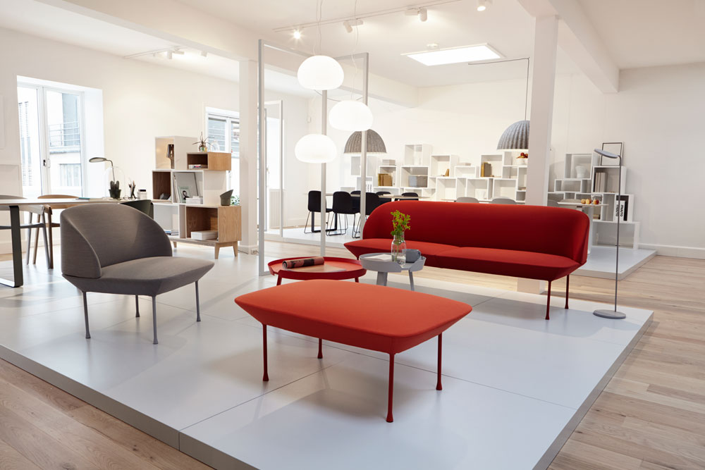 חנות הדגל של MUUTO. חלל לבן וגדול, שבו יש, לצד אולם תצוגה, גם משרדים, חדרי ישיבות ומזנון, שכולם מלאים במוצרי החברה: פריטי ריהוט, תאורה, כלי שולחן ואביזרים דקורטיביים חנויות עיצוב קופנהגן Muuto Showroom