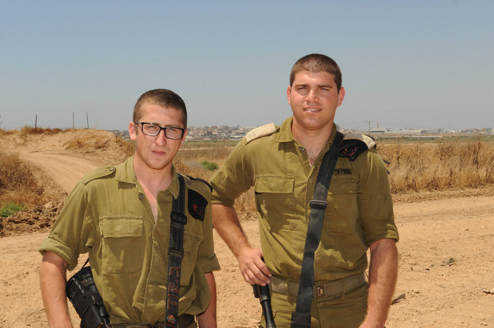 סגן אור כרנדיש (מימין) וסמל אבישי רוטמן. אור כרנדיש אבישי רוטמן צוק איתן