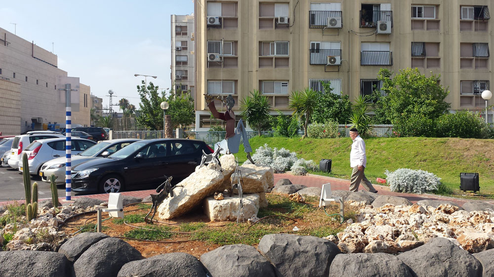 עוד כמה חיות. ראש העירייה הבא יצטרך להתמודד, בין השאר, עם רעש המטוסים ועם הגידול העצום בשטחה ובאוכלוסייתה של אור יהודה אור יהודה גינון