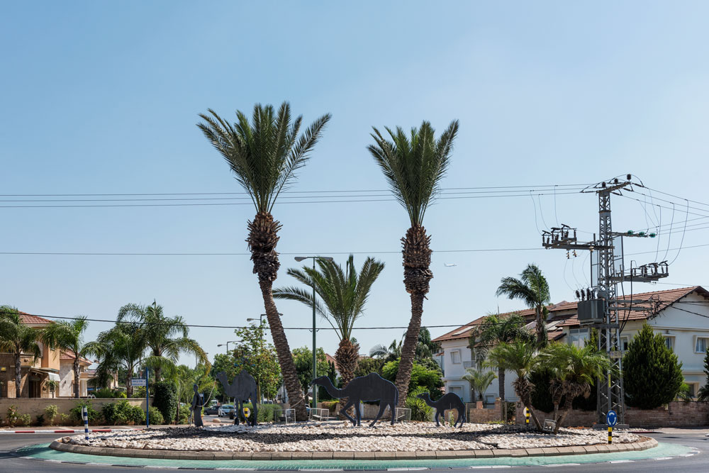 תוכניות עתידיות מפנטזות על פינויו של האזור העני ומוכה הרעש, והעברת תושביו לעיר חדשה שתיבנה מצפון לכביש 461 במקום מחנה תל השומר של צה אור יהודה גינון יחיאל קזז מרדכי בן פורת