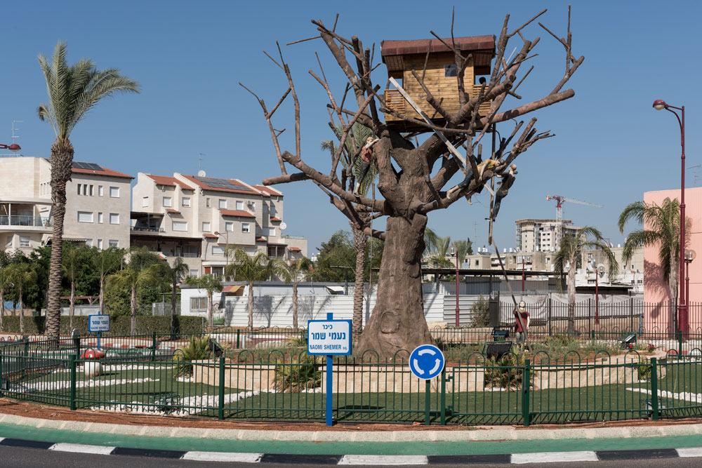 קן לציפור בכיכר נעמי שמר. מוקדי הקישוט הם מעגלי התנועה, המעוצבים כמו איים של טבע מלאכותי וקפוא, ומצדיקים טיולים לעיר אור יהודה גינון כיכר נעמי שמר משה דיין שד' מנחם בגין
