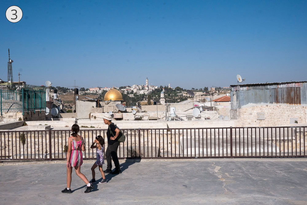 תחנה שלישית: על גגות השווקים אפשר להלך, בטיילת העלית שמשקיפה על רחבי ירושלים (ולמרבה הצער לא הושלמה מעולם) העיר העתיקה ירושלים