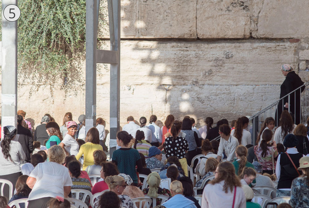 תחנה חמישית: שער ברקלי. אפשר להבחין במשקוף השער המצוי בגובה הנדבך השלישי, בקצה של עזרת הנשים ברחבת הכותל העיר העתיקה ירושלים שער ברקלי