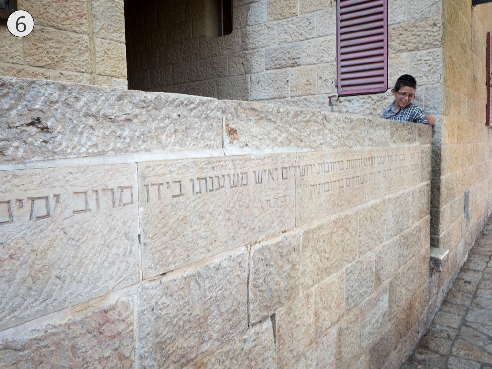 תחנה שישית: כיכר בתי מחסה. בתי דירות חדשים וכיכר גדולה שעיצב סעדיה מנדל העיר העתיקה ירושלים כיכר בתי מחסה