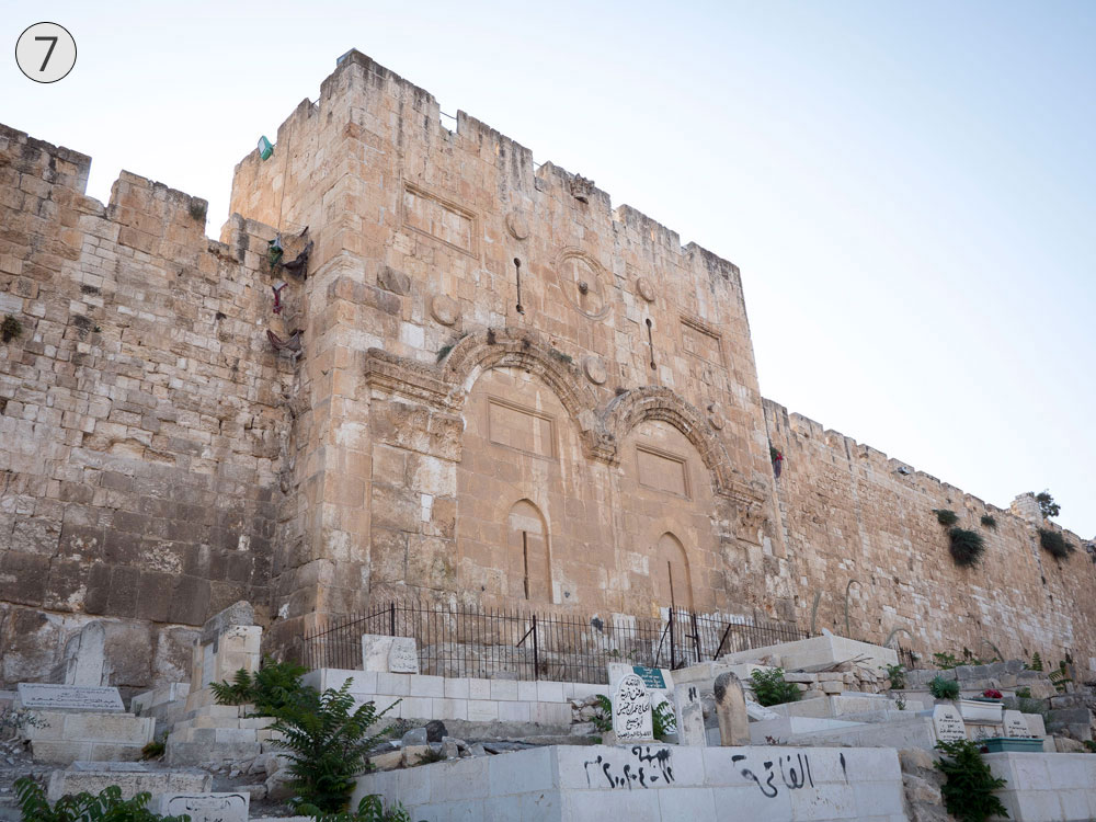תחנה שביעית: שער הרחמים. לפי המסורת, כאן ניצב שער שקישר בין הר הזיתים לבית המקדש העיר העתיקה ירושלים שער הרחמים